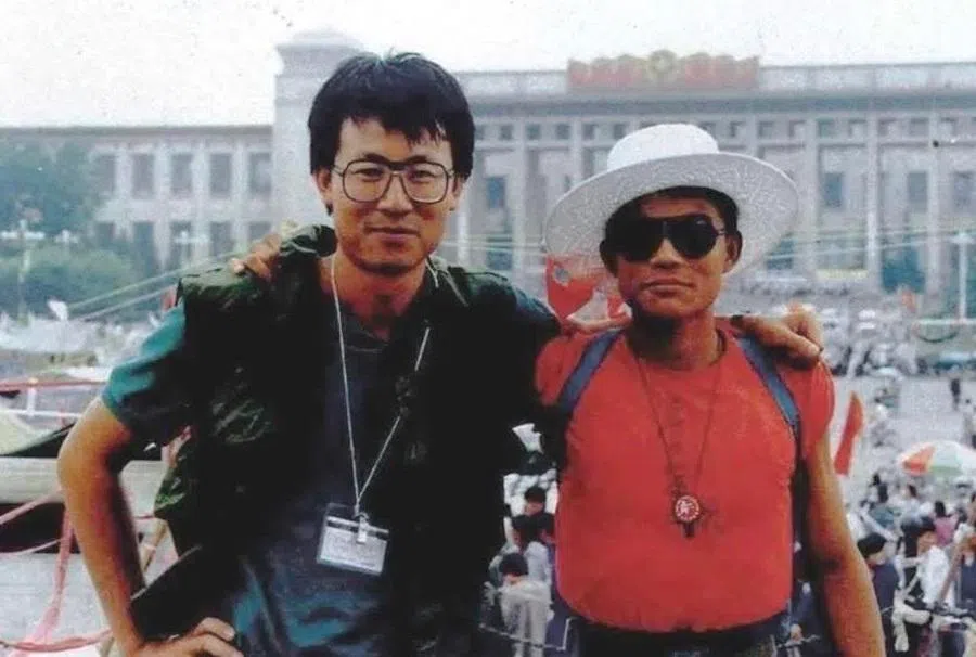With the captain of a student patrol unit (right) at the Monument to the People’s Heroes in Tiananmen Square, on 1 June 1989.