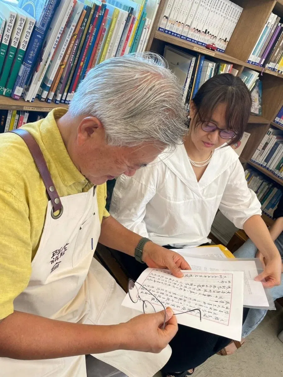 President Moon perusing the handwritten Chinese letter I sent him, delivered by our Korean partner Ms Amo.