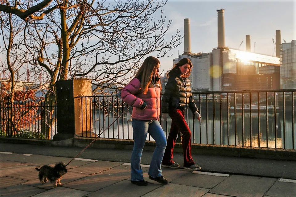 Pedestrians walk along the banks of the River Thames in view of the Battersea Power Station office, retail and residential development in the Nine Elms district in London, UK, 7 January 2021. (Hollie Adams/Bloomberg)