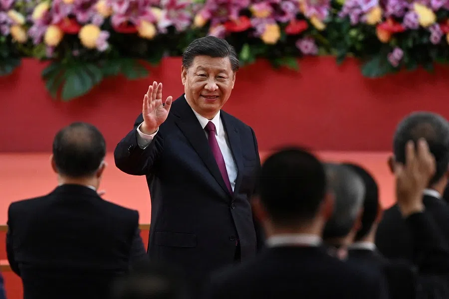 Chinese President Xi Jinping waves following his speech after a ceremony to inaugurate the city's new leader and government in Hong Kong, 1 July 2022, on the 25th anniversary of the city's handover from Britain to China. (Selim Chtayti/Pool via Reuters)