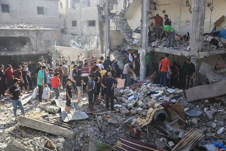 Palestinians search for casualties in the ruins of a building following Israeli airstrikes in a residential neighborhood of Gaza City, Gaza, on 7 November 2023. (Ahmad Salem/Bloomberg)