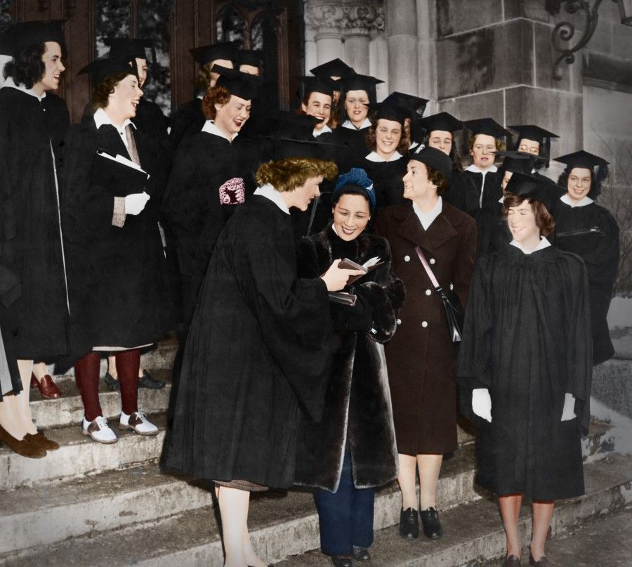 In March 1943, after 26 years, Madame Chiang returned to her alma mater Wellesley College, where she received a warm welcome. The photo shows her with students in front of a chapel in the college. Front row, from left: Wellesley College Government president Sarah Moore, Madame Chiang, Wellesley College president (and US Navy captain) Mildred McAfee, and Helen Webster, president of Tau Zeta Epsilon (TZE), Wellesley College's Art and Music Society. Madame Chiang was a TZE member as a student.