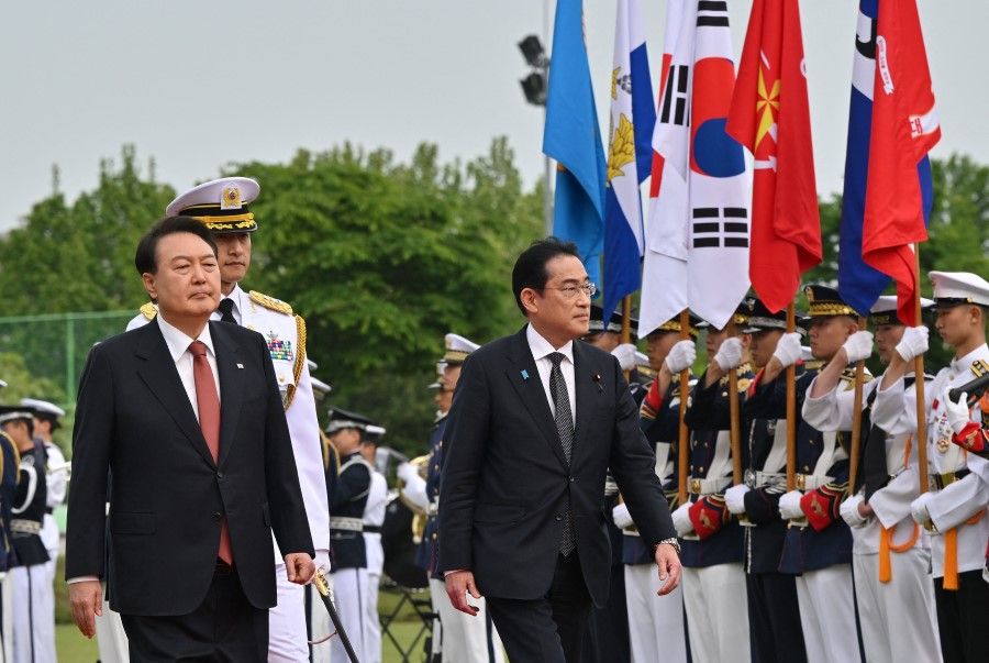Japanese Prime Minister Fumio Kishida (right) and South Korean President Yoon Suk Yeol (left) inspect honour guards during a welcoming ceremony at the presidential office in Seoul on 7 May 2023. (Jung Yeon-je/AFP)