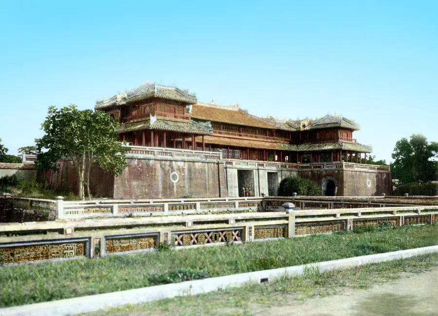 In the 1920s, the main gate of the ancient city of Hue in Vietnam resembled a Vietnamese version of the Forbidden City in Beijing.