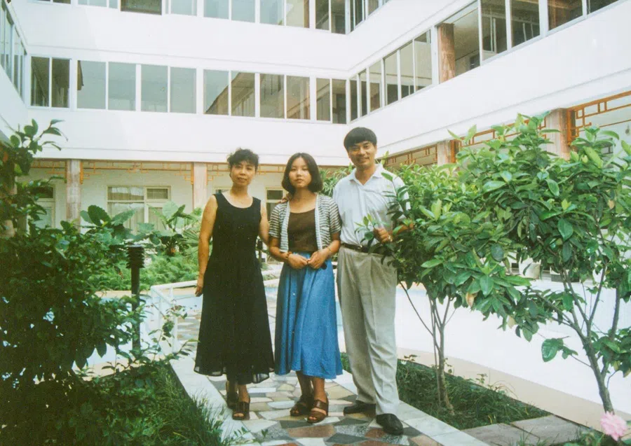 In 1995, Liu Chang (center) with her father Liu Yonghao and mother Li Wei. (Photo provided by interviewee)