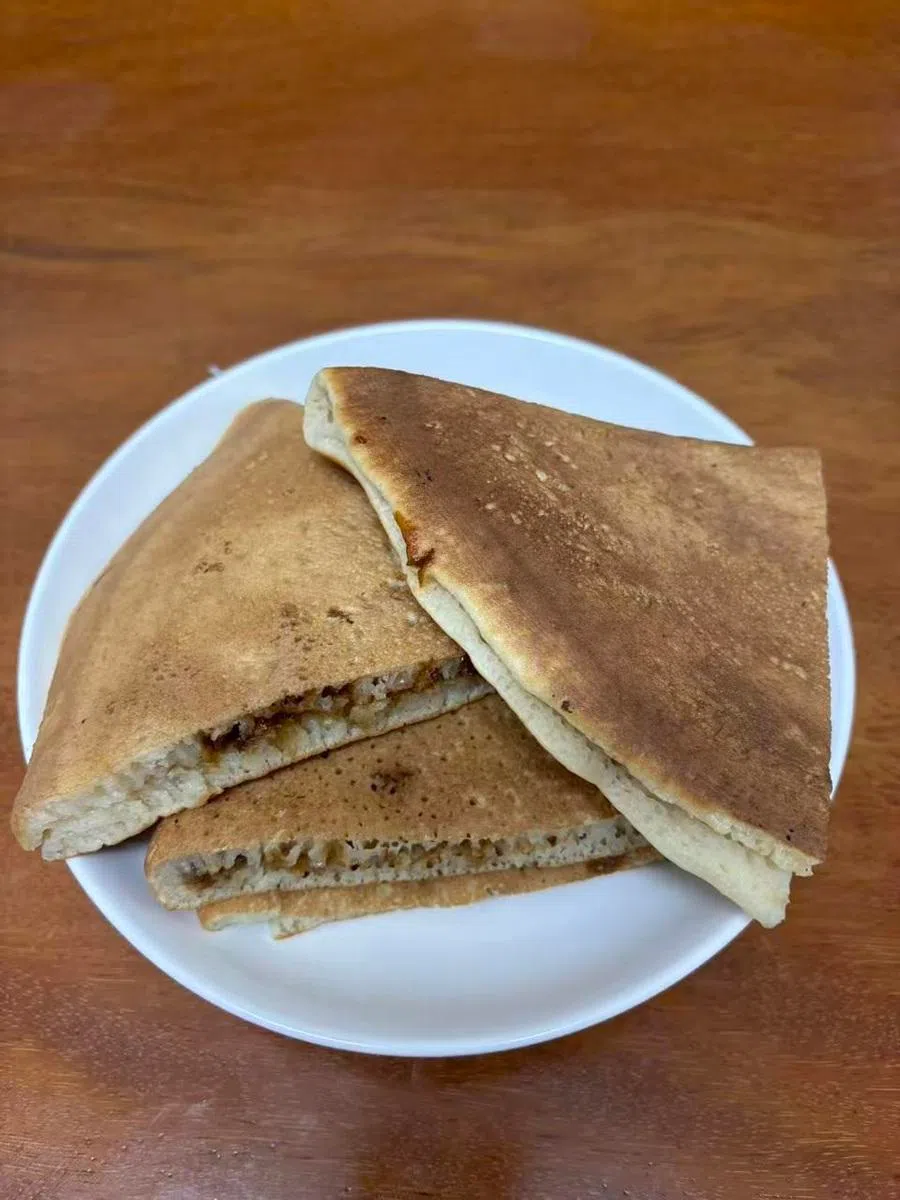 Minnan “pancake” called bban zian go bought from a pastry shop in Quanzhou. (Photo: Tan Chee-Beng)