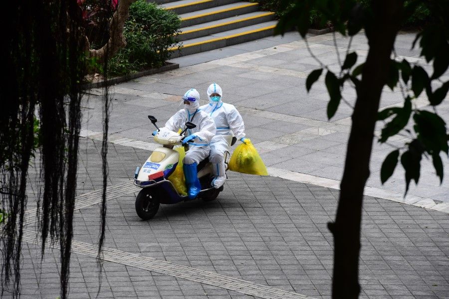 Medical workers make deliveries in a residential community in Shenzhen, 16 March 2022. (CNS)
