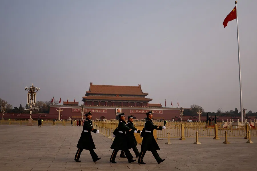 2025年3月10日，中国人民政治协商会议闭幕式在北京人民大会堂举行，武警列队走过天安门广场。（王廷舒/路透社）