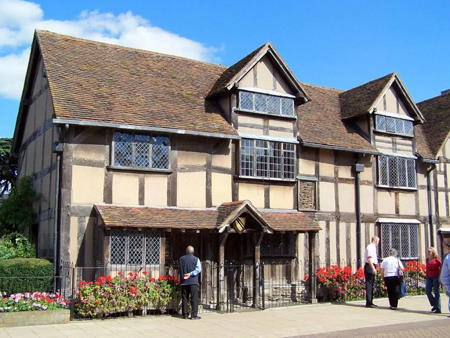 This house, located on Stratford-upon-Avon in Warwickshire, UK, is now called Shakespeare's Birthplace. It was believed that Shakespeare was born in this house in 1564. (Photo: Richard Ho)
