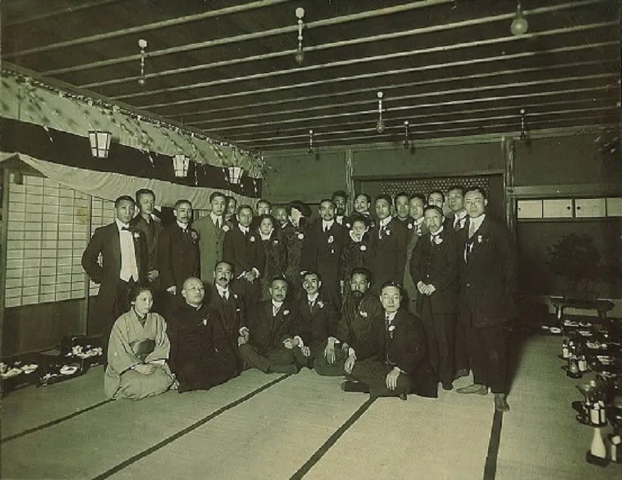 A photo of Sun Yat-sen (standing, centre) in a group including Mori Kaku (seated, right) of Mitsui & Co, 1912. (Wikimedia)