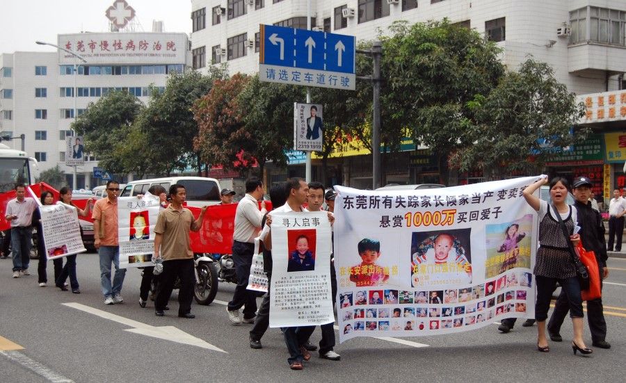 Parents demonstrate against kidnapping in Dongguan in China's southern Guangdong province, 15 April 2009. While China has made giant economic and social strides over the past few decades, the number of abducted children remains alarmingly high. (Stringer/Reuters)