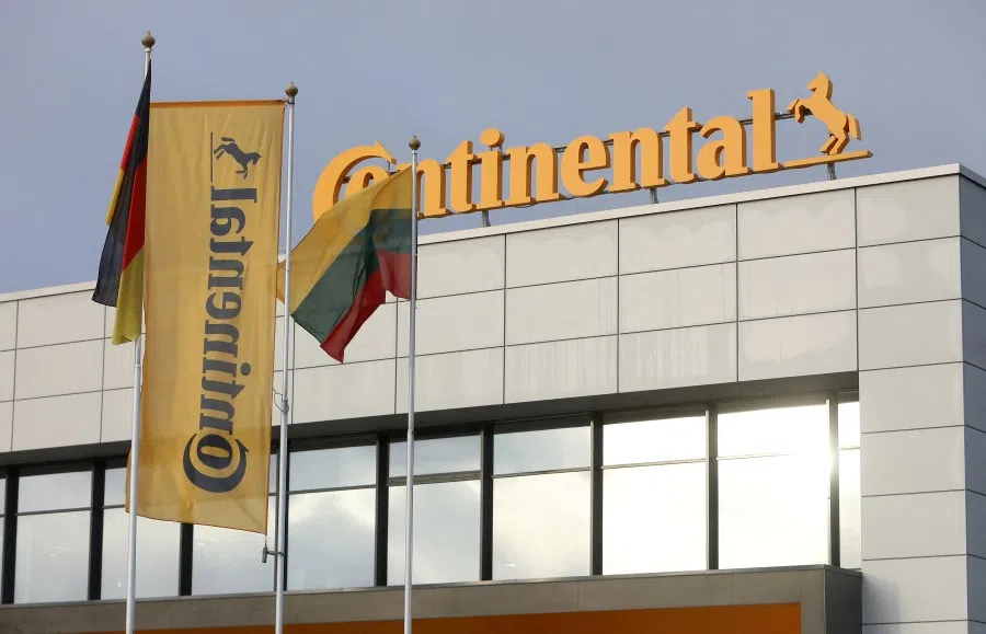 A Continental sign and German and Lithuanian flags are seen on the factory in Kaunas, Lithuania, 17 December 2021. Continental is one of the companies affected by China's block on Lithuanian exports. (Alius Koroliovas/Reuters)