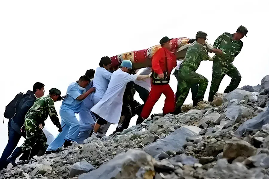 A brave rescue team brings hope amid the rubble during the 2008 Wenchuan earthquake. (Internet)