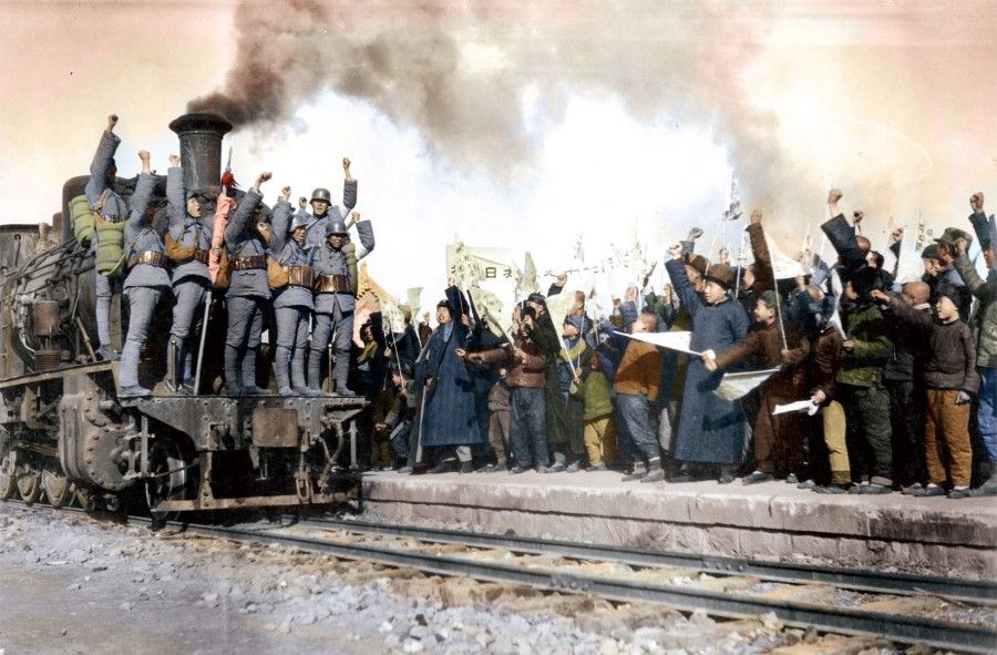 In October 1937, after the Japanese seized Beiping and Tianjin, they continued to Xinkou and Niangzi Pass, then followed the Datong-Puzhou (Tongpu) railway and the Zhengtai (later Shitai) railway in a pincer attack on Taiyuan in Shanxi. The people of Taiyuan came to the station to send off the 179th brigade of the Chinese army as they left to fight on the front line, cheering on the troops as the whistle blew and the train slowly left amid a cloud of smoke.