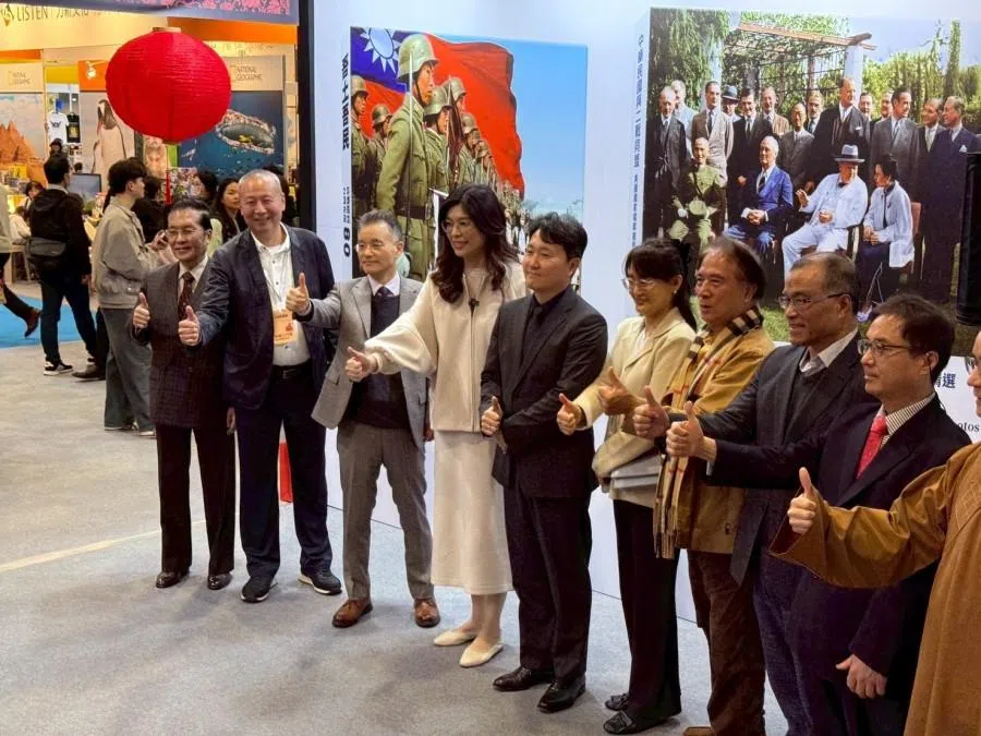 After the ceremony, Cheng Li-wun posed for a group photo with guests, giving a thumbs-up.
