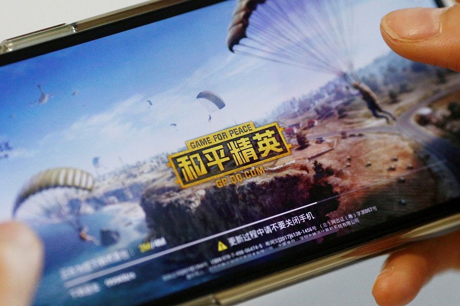 《和平游戏》是腾讯在中国推出的一款替代热门视频游戏《绝地求生》（PUBG）的游戏，在这张 2019 年 5 月 13 日拍摄的插图中，可以看到这款游戏在手机上。（Florence Lo/路透社）