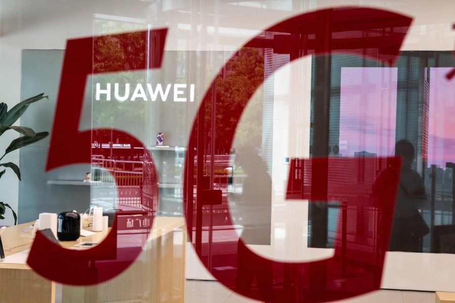 A shop for Chinese telecom giant Huawei features a red sticker reading "5G" in Beijing, 25 May 2020. (Nicolas Asfouri/AFP)