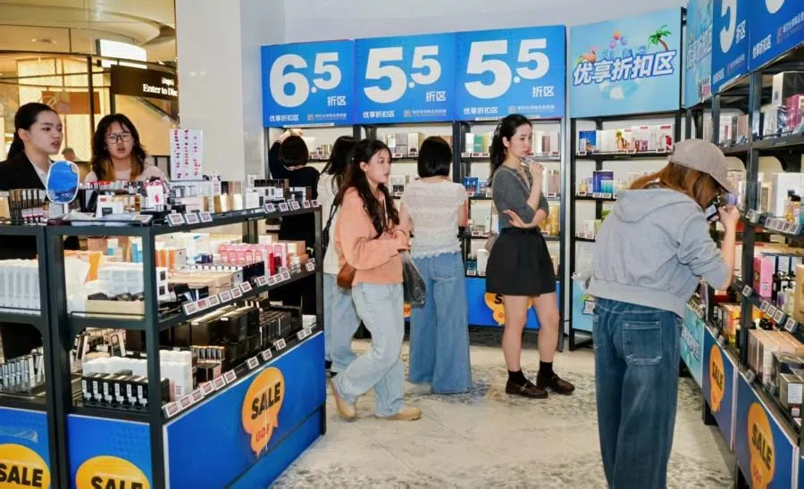 People shop in Hainan, 25 December 2025. (CNS)