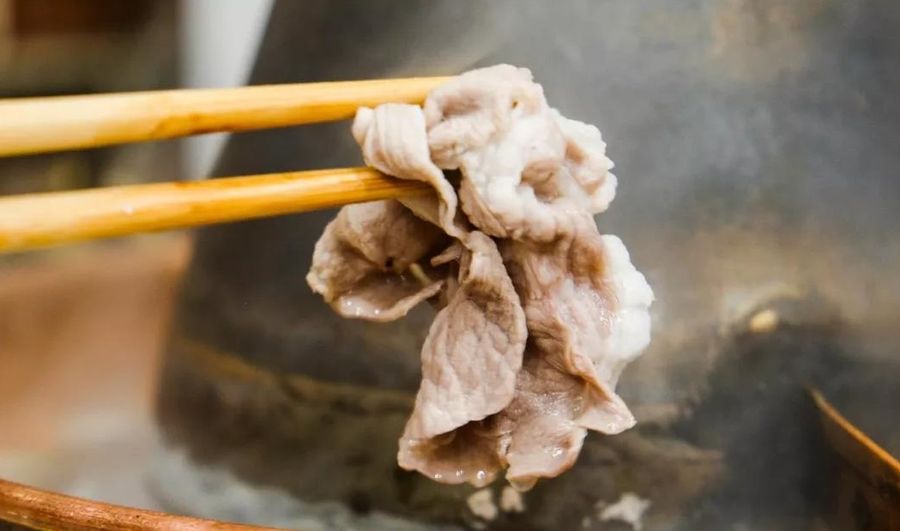 Instant-boiled mutton, shabu-shabu style. (Internet)