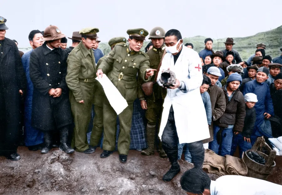 On 28 January 1947, at the burial site of the victims outside Zhonghua Gate in Nanjing, a forensic expert Pan Yingcai explained to Shih Mei-yu the severe injuries to victims' skulls.