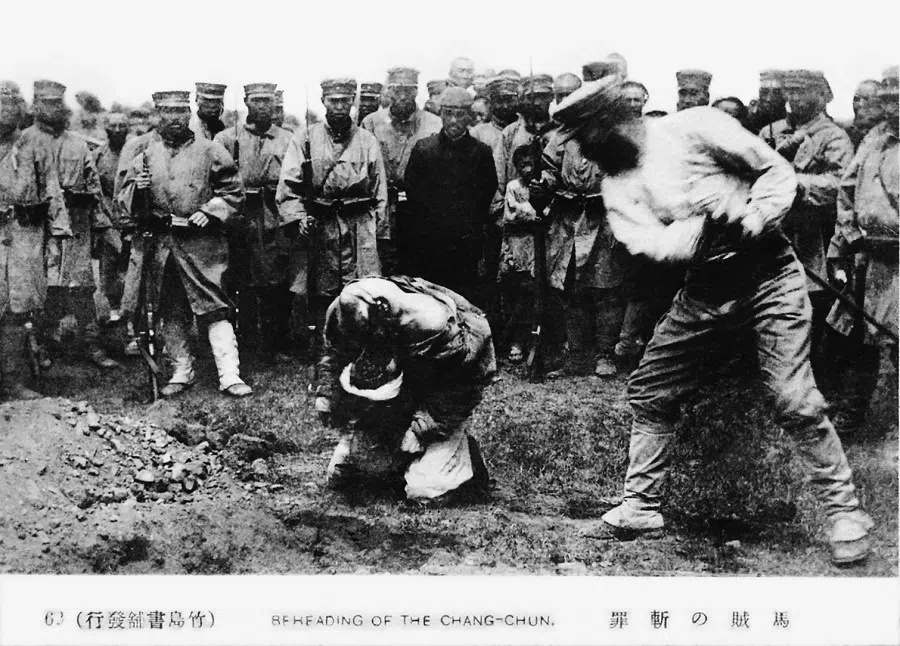 In the 1930s, the Japanese military brutally captured and beheaded anti-Japanese armed forces in northeast China.