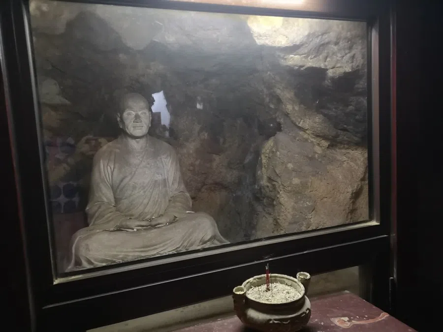 The statue of Fahai in Fahai Cave.