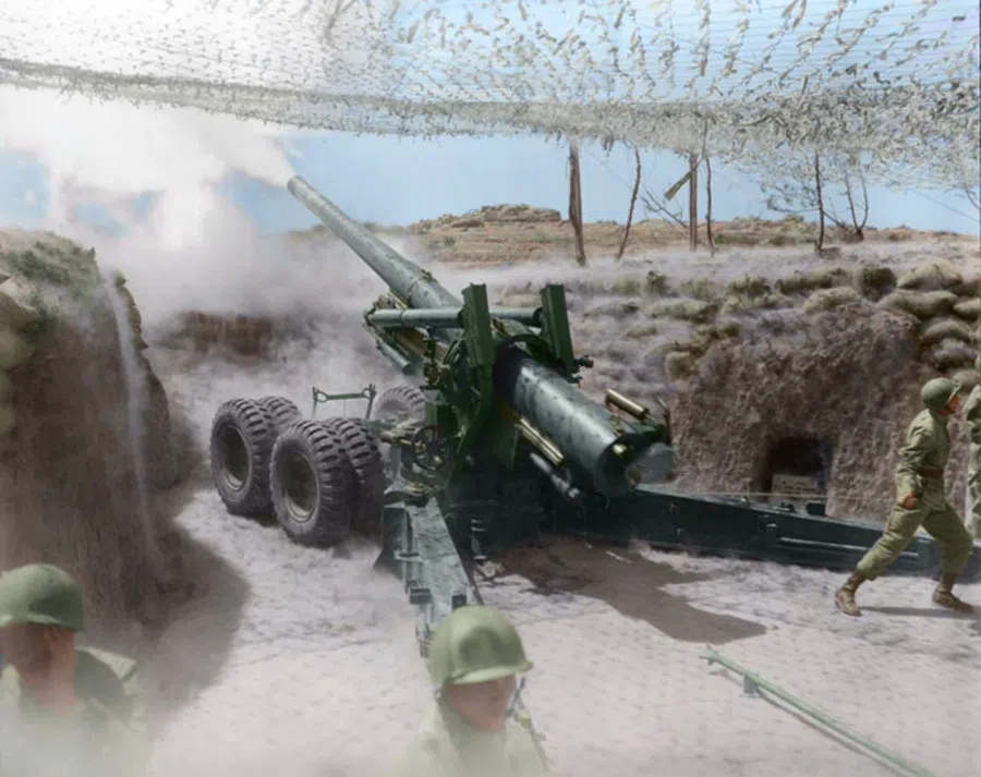 A group of artillery soldiers working a 155-mm cannon, 1955. With each pull of the rope, cannonballs would fire and send the gravel flying over the battleground. Kinmen is located opposite Xiamen in the waters off Fujian, and became the first line of battle between Taiwan and the mainland.