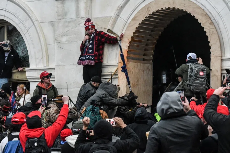 Supporters of former U.S. President Donald Trump battle with police at the west entrance of the Capitol during a "Stop the Steal" protest outside of the Capitol building in Washington D.C., 6 January 2021. (Stephanie Keith/Reuters)