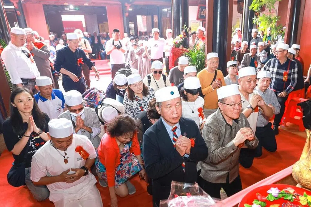 餐桌上的猪肉，而不是祭坛上的猪肉：新加坡华人家族的穆斯林遗产