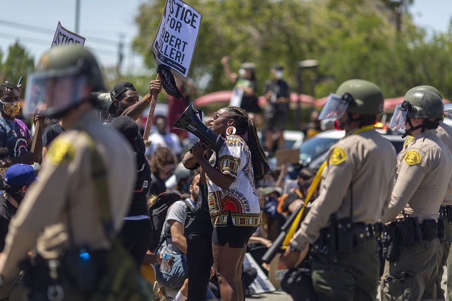 Sheriffs block marchers from continuing down E. Palmdale Boulevard (State Route 138) after a demonstration on 13 June 2020 in Palmdale, California. (David McNew/Getty Images/AFP)