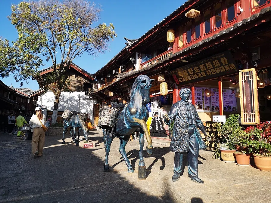 Lijiang was once a transportation hub and trade transit station along the Tea Horse Road, to which many great horse caravans flocked.