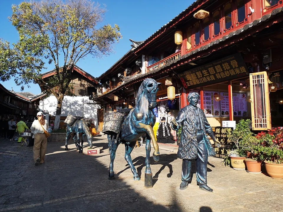 Lijiang was once a transportation hub and trade transit station along the Tea Horse Road, to which many great horse caravans flocked.