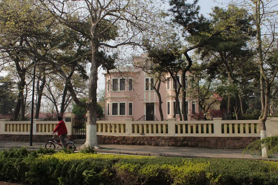 Rose-pink villa in the Badaguan Scenic Area.
