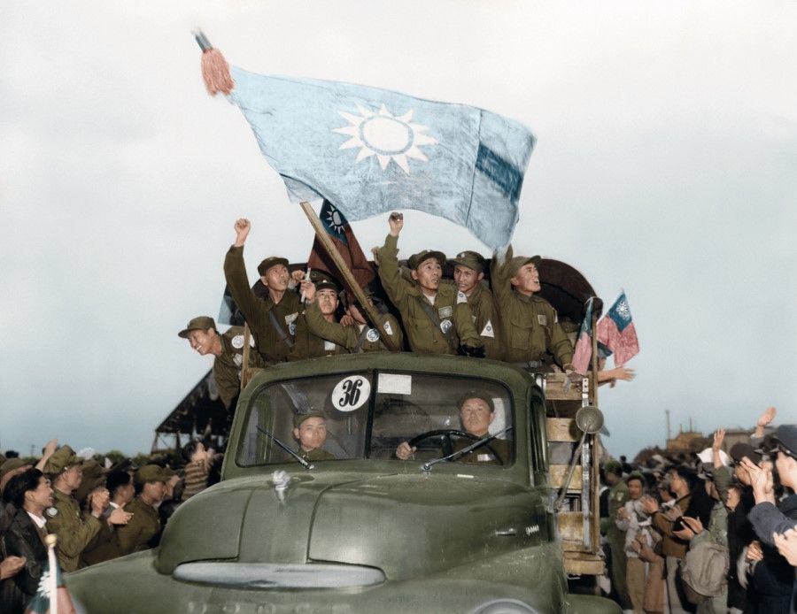 The "anti-communist heroes" of the Korean War enthusiastically waving ROC flags on reaching Taiwan, 23 January 1954. A total of about 20,000 volunteer soldiers were captured, and 14,000 chose to go to Taiwan.