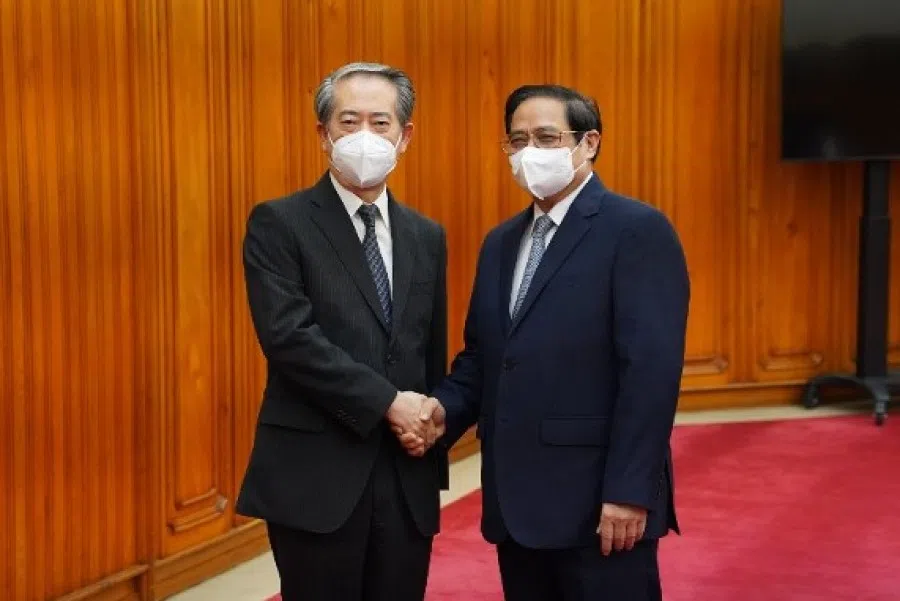 Vietnamese Prime Minister Pham Minh Chinh (right) with Chinese ambassador to Vietnam Xiong Bo, 24 August 2021. (Internet/SPH)