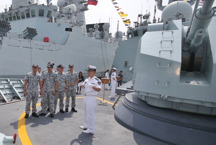 Crew from the Republic of Singapore Navy frigate RSS Stalwart getting a tour on board the Chinese frigate Huangshan on the third day of the Asean-China Maritime Field Training Exercise, October 2018. (SPH)