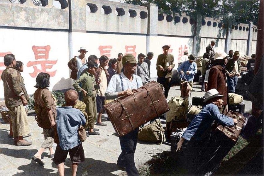 Japanese in Nanjing packing their belongings in preparation for being sent to concentration facilities, September 1945. According to the policy of the Allies, all the Japanese had to be repatriated. They could only bring 30 kg worth of personal belongings and a little cash; valuables were not allowed.