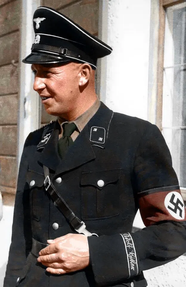 A military officer and member of the Waffen-SS guarding Hitler during his meeting with the Chinese delegation, June 1937.