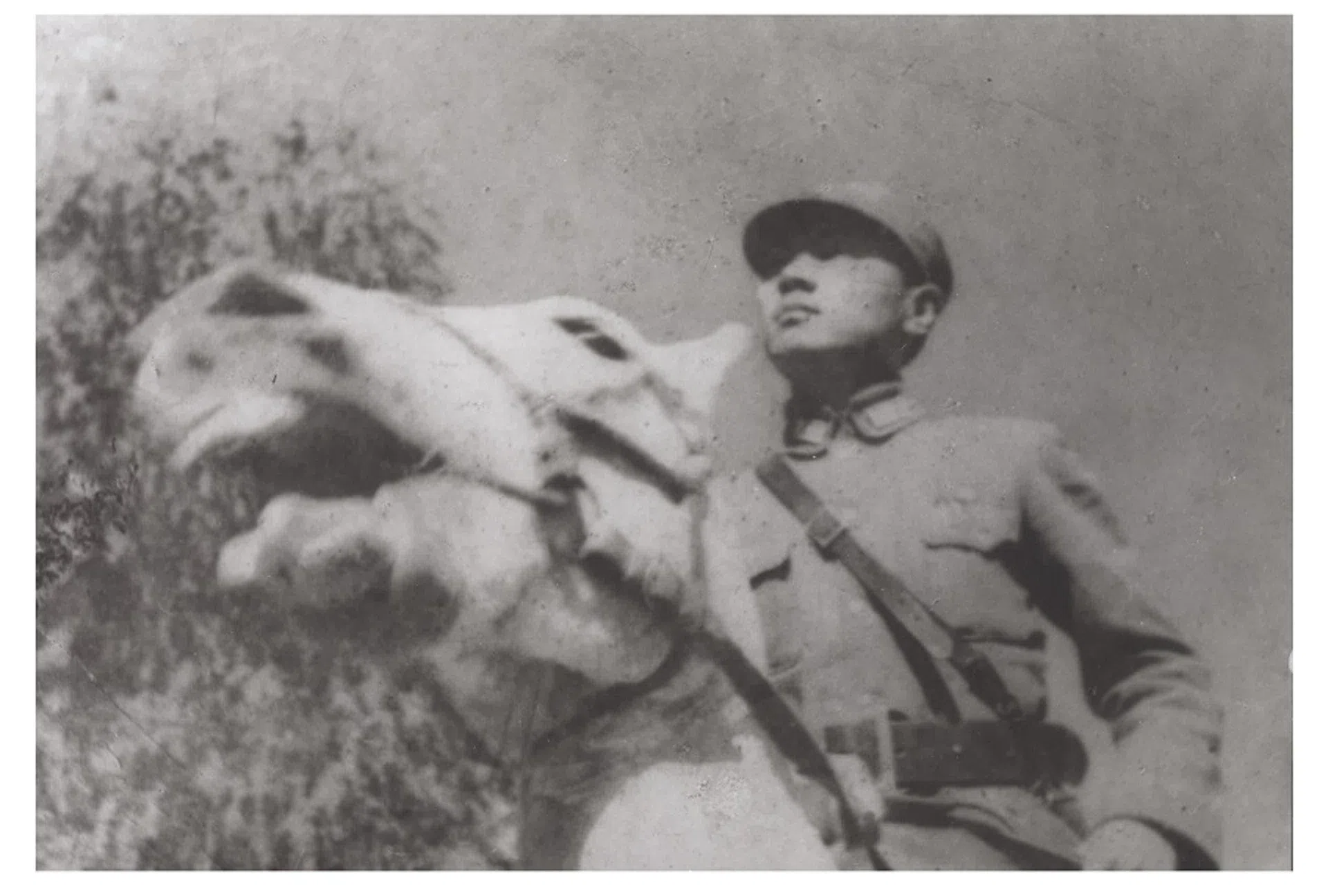 Chiang Hsun’s father on horseback, patrolling Luoyang.