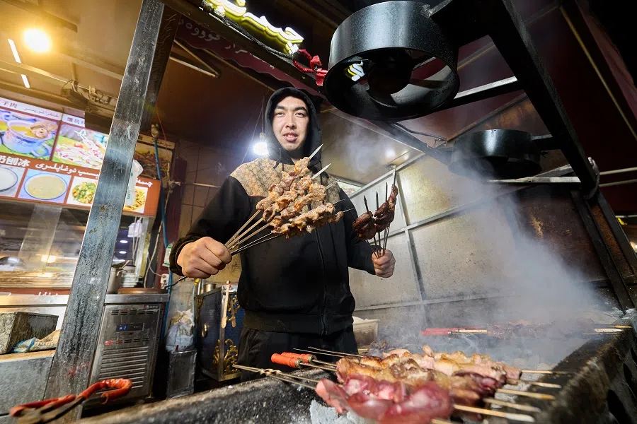 Skewers are a must-try in Xinjiang. The most authentic way to prepare them is to skewer fresh beef or lamb onto salt cedar branches, marinate them in a secret spice blend, grill them over charcoal until they sizzle and drip with fat, and then dust locally-produced cumin powder and chilli powder on the meat to finish. Taking a bite of these meat skewers and washing it down with a mouthful of beer is the perfect way to warm up from the inside out on a cool day.