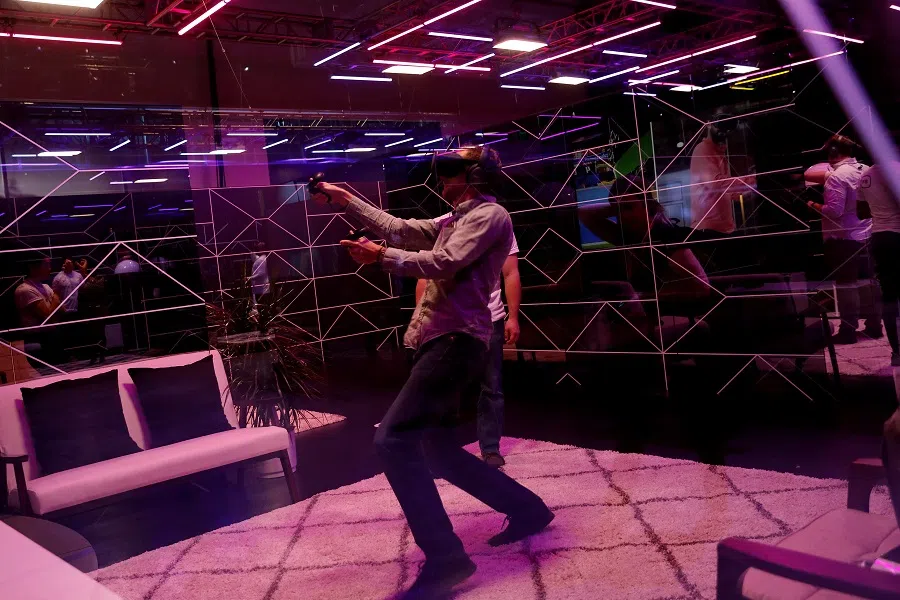 An attendee demos the Oculus Quest wireless virtual reality headset during Facebook Inc's F8 developers' conference in San Jose, California, US, 30 April 2019. (Stephen Lam/File Photo/Reuters)