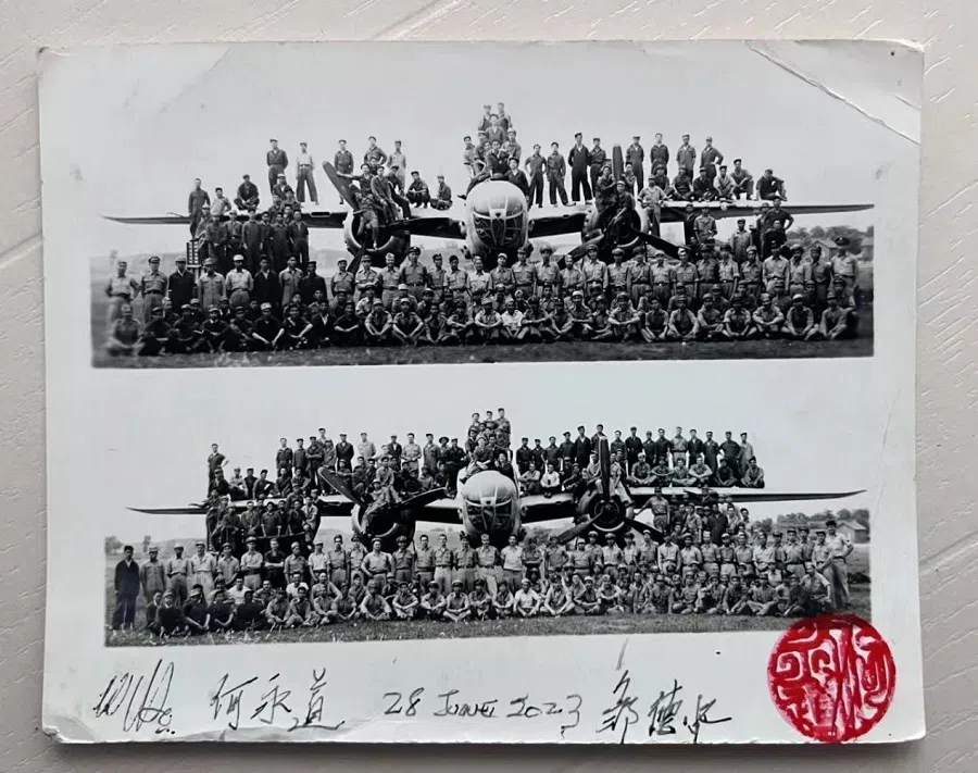 A photo of Ho and his squad, the First Group of the Chinese-American Composite Wing (CACW) taken in 1945, signed by Ho on 28 June 2023. 