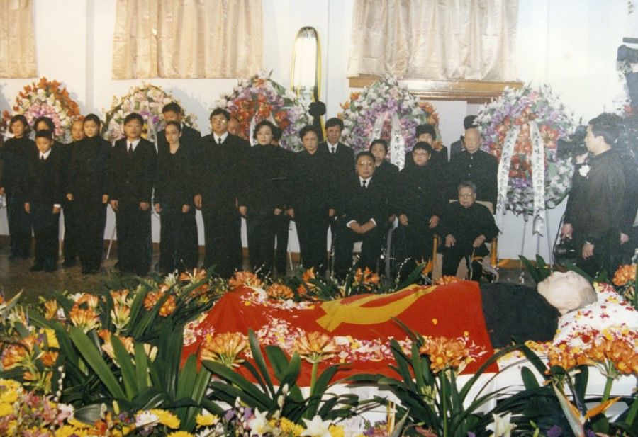 In February 1997, Deng Xiaoping, the chief architect of China's reform, passed away. Family members accompanied his body for the public to pay their respects.