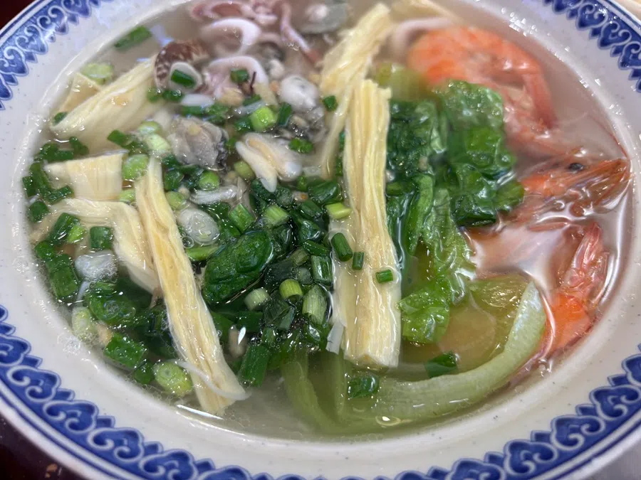A hearty bowl of laohua with seafood toppings. (Photo: Chia Yei Yei)