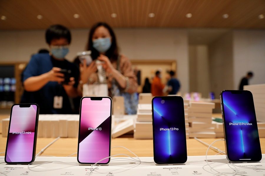 Apple's iPhone 13 smartphones are pictured at an Apple Store in Beijing, China, 24 September 2021. (Carlos Garcia Rawlins/Reuters)