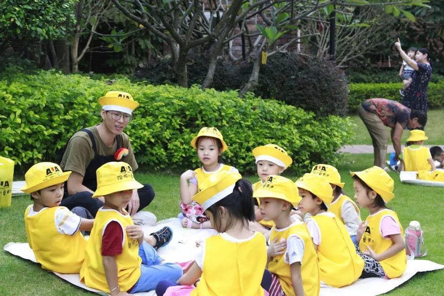 A teacher brings his young charges on an outing in the park before the Covid-19 pandemic. (Zeng Shi/SPH)