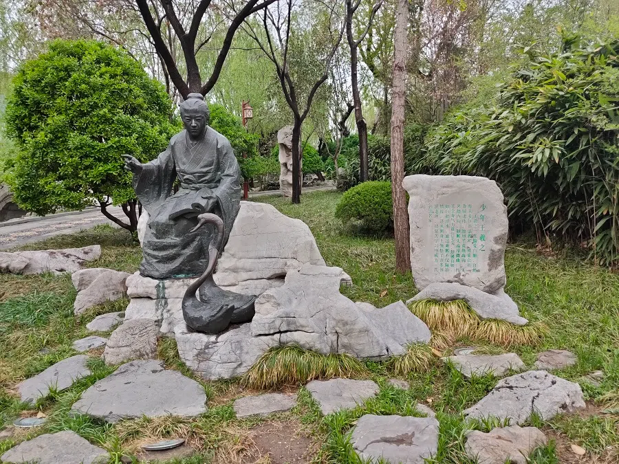 Statue of a young Wang Xizhi at his former residence in Linyi, Shandong province, China. (Photo: Sprt98/Licensed under CC BY-SA 4.0)