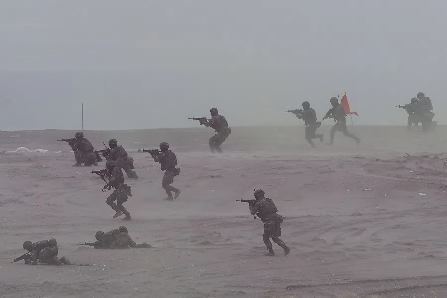 Taiwanese soldiers run during the annual Han Kuang anti-landing drill in New Taipei City, Taiwan, 27 July 2023. (Ann Wang/Reuters)