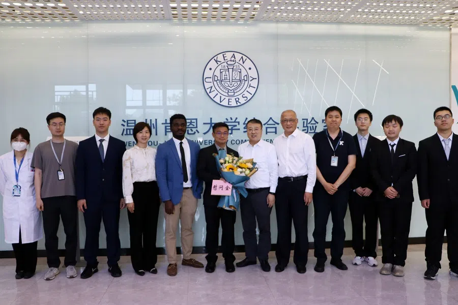 Samuel Gan with his students at Wenzhou-Kean University. (Photo provided by interviewee)