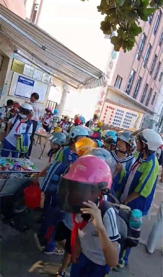 Schools requiring students to wear helmets to and fro school demonstrate just how nervous schools are about ensuring student safety. (Weibo)